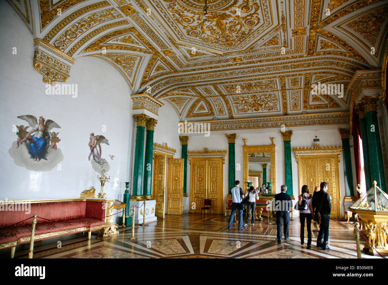 La sala de Malaquita en el Palacio de Invierno del Museo del Hermitage de San Petersburgo, Rusia Foto de stock