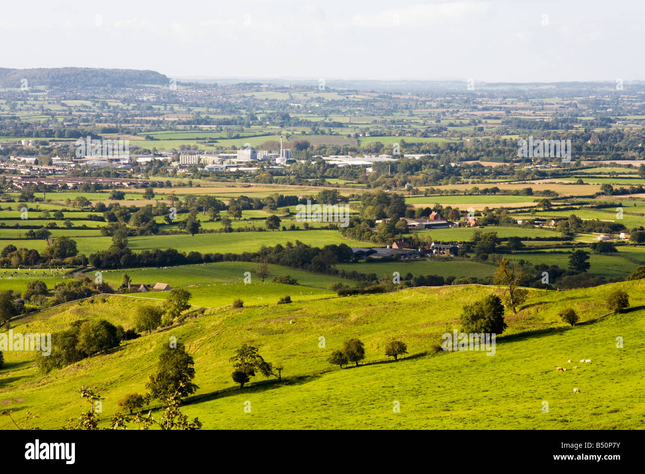 La lechería Cresta Severnside Creamery en Stonehouse, Gloucestershire Reino Unido visto desde Haresfield Beacon Foto de stock