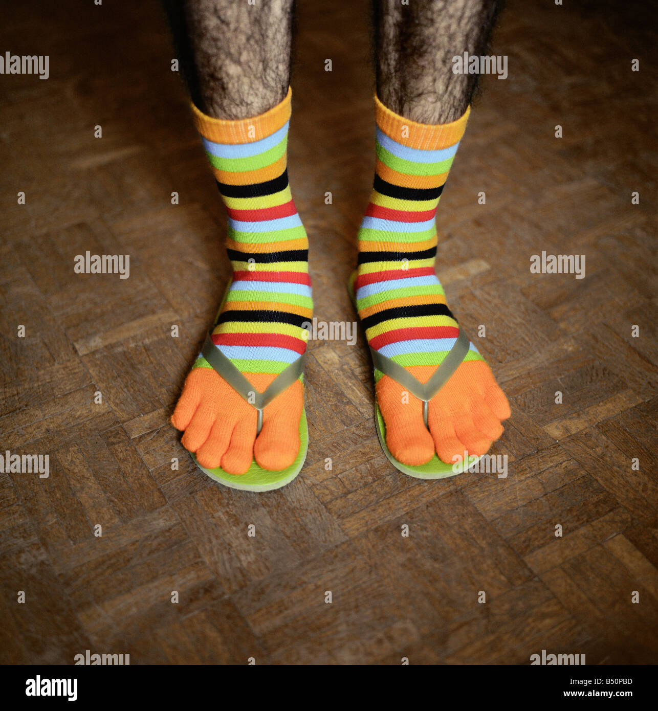 la sección vista de un hombre vestido con divertidos calcetines y chanclas Fotografía de stock - Alamy