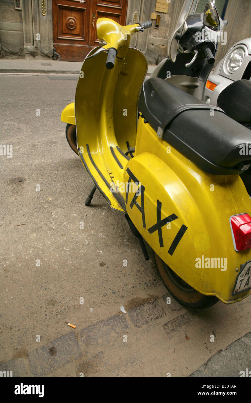 Scooter amarillo con Taxi escrito sobre su costado, Florencia, Italia  Fotografía de stock - Alamy