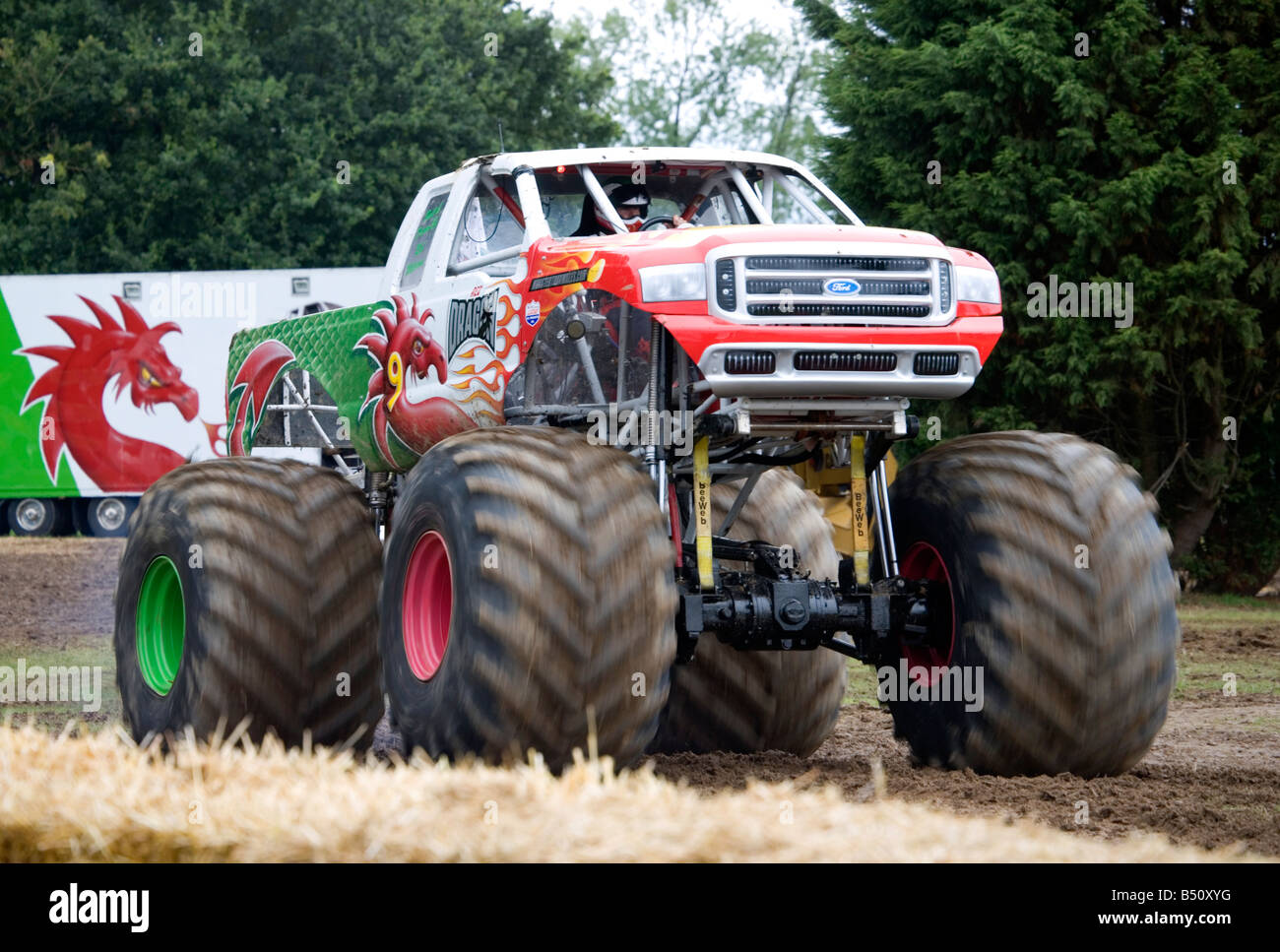 Monster Truck Dragón Rojo conducido por Rob Williams en el Campeonato de Europa, el Hop Farm, Kent, Reino Unido Foto de stock