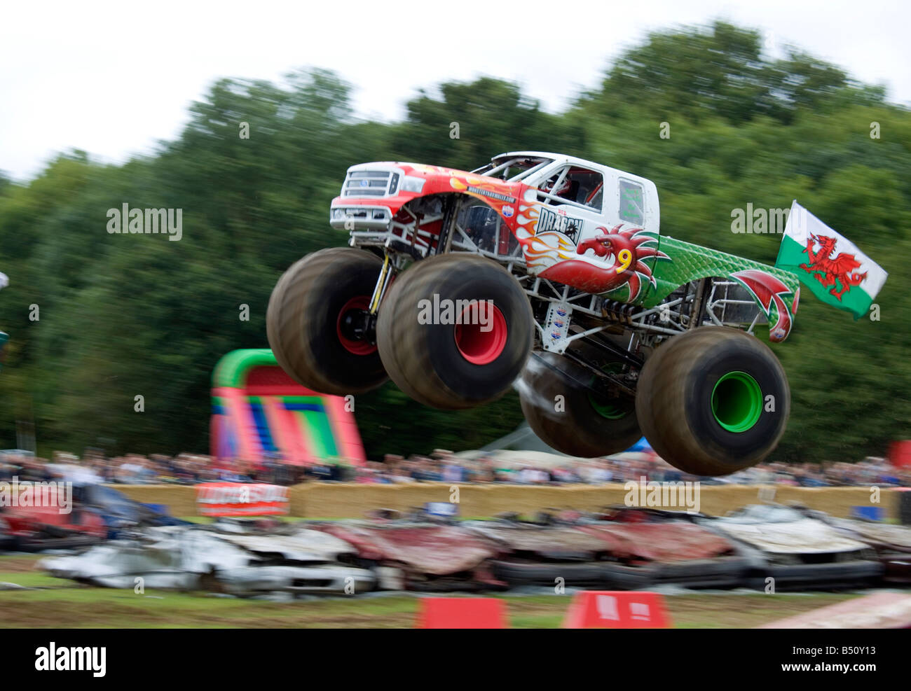 Monster Truck Dragón Rojo conducido por Rob Williams en el Campeonato de Europa, el Hop Farm, Kent, Reino Unido Foto de stock