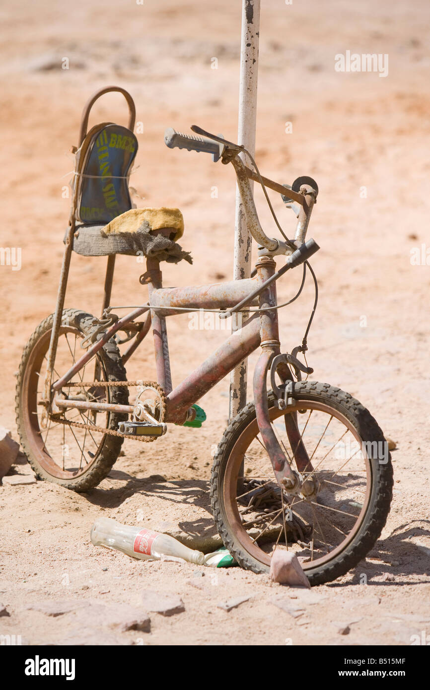 Una vieja bicicleta oxidada en un destartalado lugar de Dahab en el Mar  Rojo en el desierto de Sinaí Egipto Fotografía de stock - Alamy