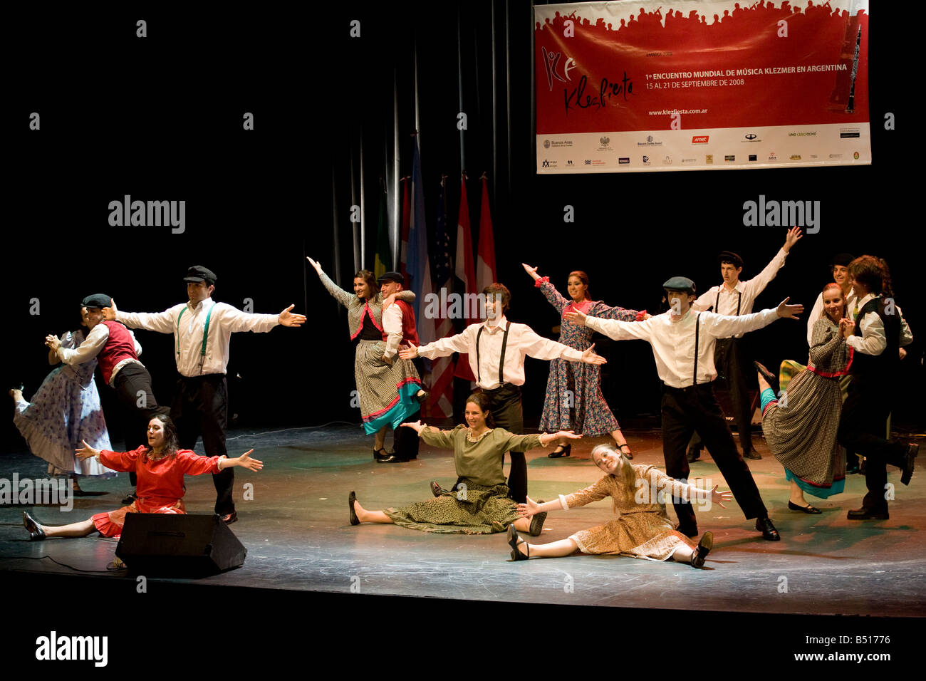 Grupo de danza judía company realizando en el Teatro Alvear durante la Klezfiesta en Buenos Aires, Argentina Foto de stock