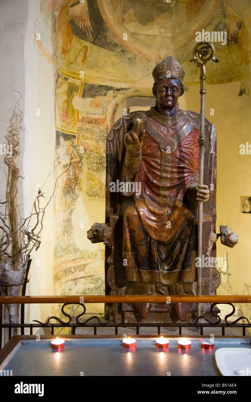 Estatua de Zenón en el presbiterio de la Basílica de San Zeno Maggiore, Verona, Italia Foto de stock