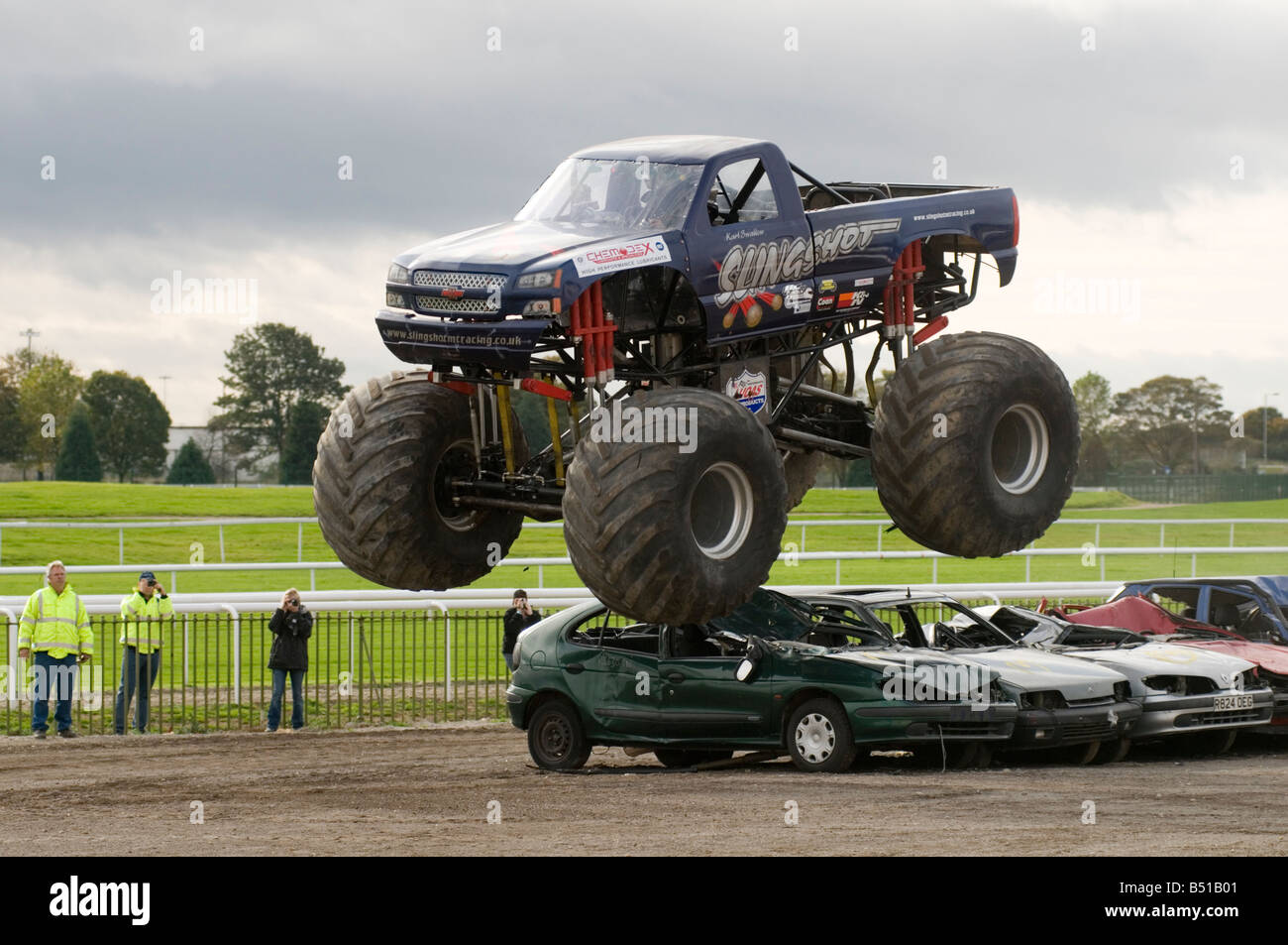 Monster truck race fotografías e imágenes de alta resolución - Alamy