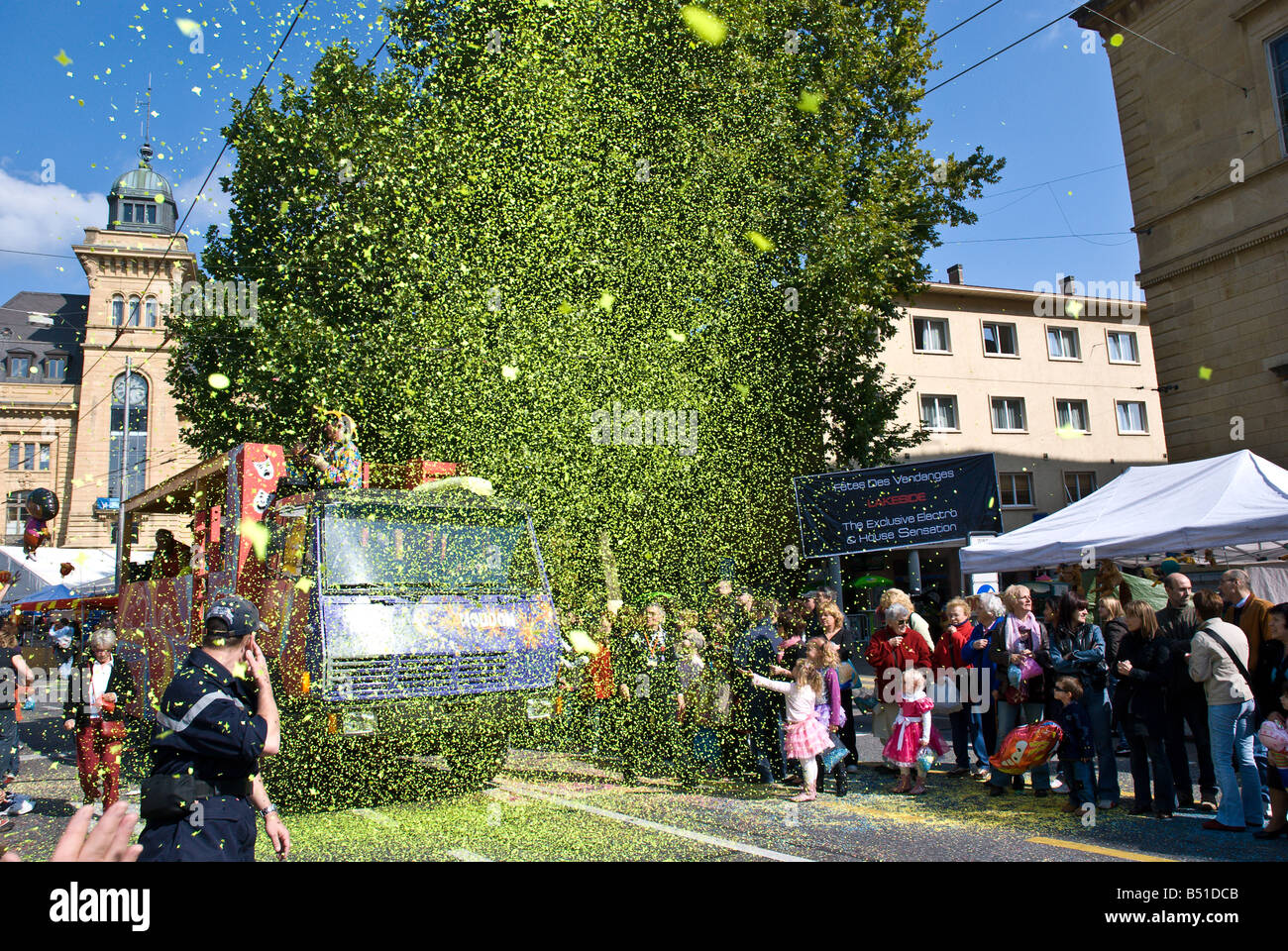 Cañones de confeti lanzando confeti hacia la multitud en un festival de  música Fotografía de stock - Alamy