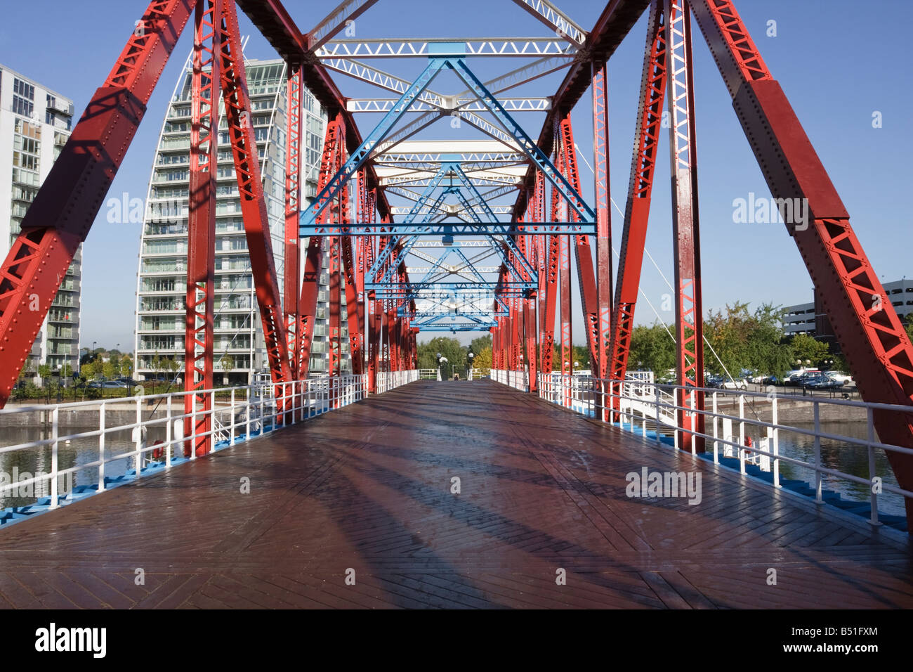 Vista del Puente de Detroit Salford Quays originalmente un puente ferroviario movido de su sitio anterior Foto de stock