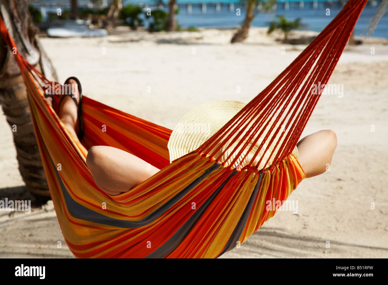 Mujer tumbado en una hamaca en la playa Fotografía de stock - Alamy