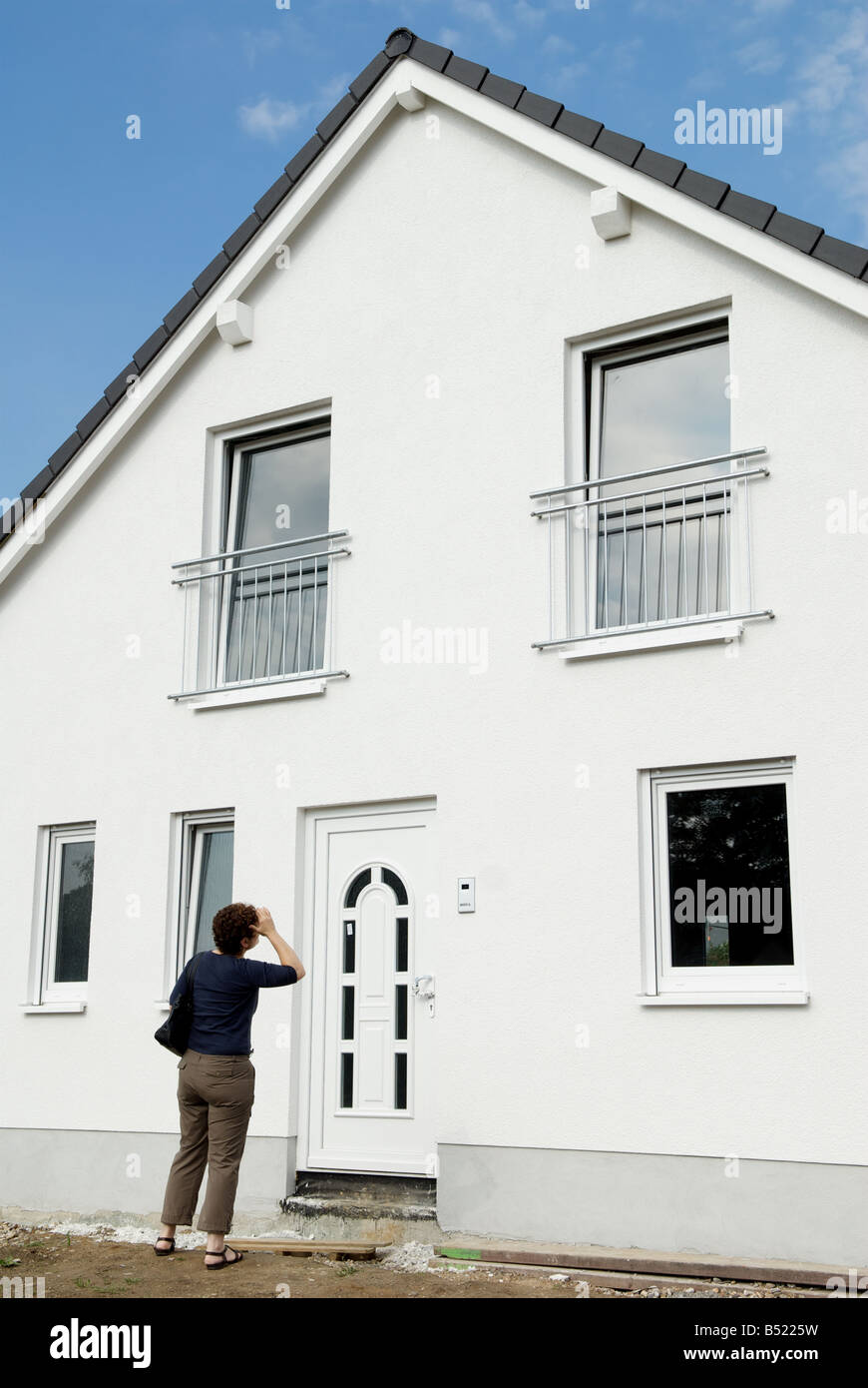 Primera vez comprador de casa en la puerta de su casa recién construida Foto de stock