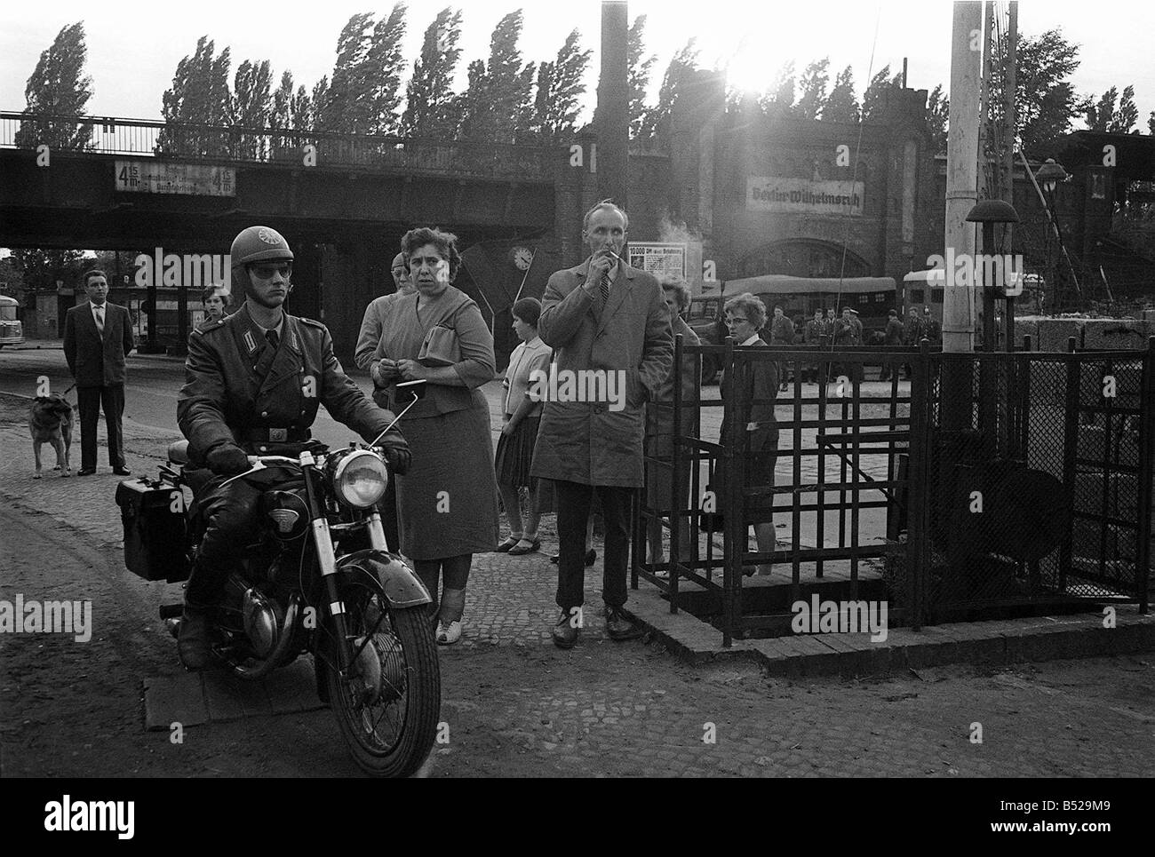 Muro de Berlín Alemania Octubre 1961 Opiniones de soldados patrullando el Muro de Berlín Berlín Occidental soldado en bicicleta Foto de stock