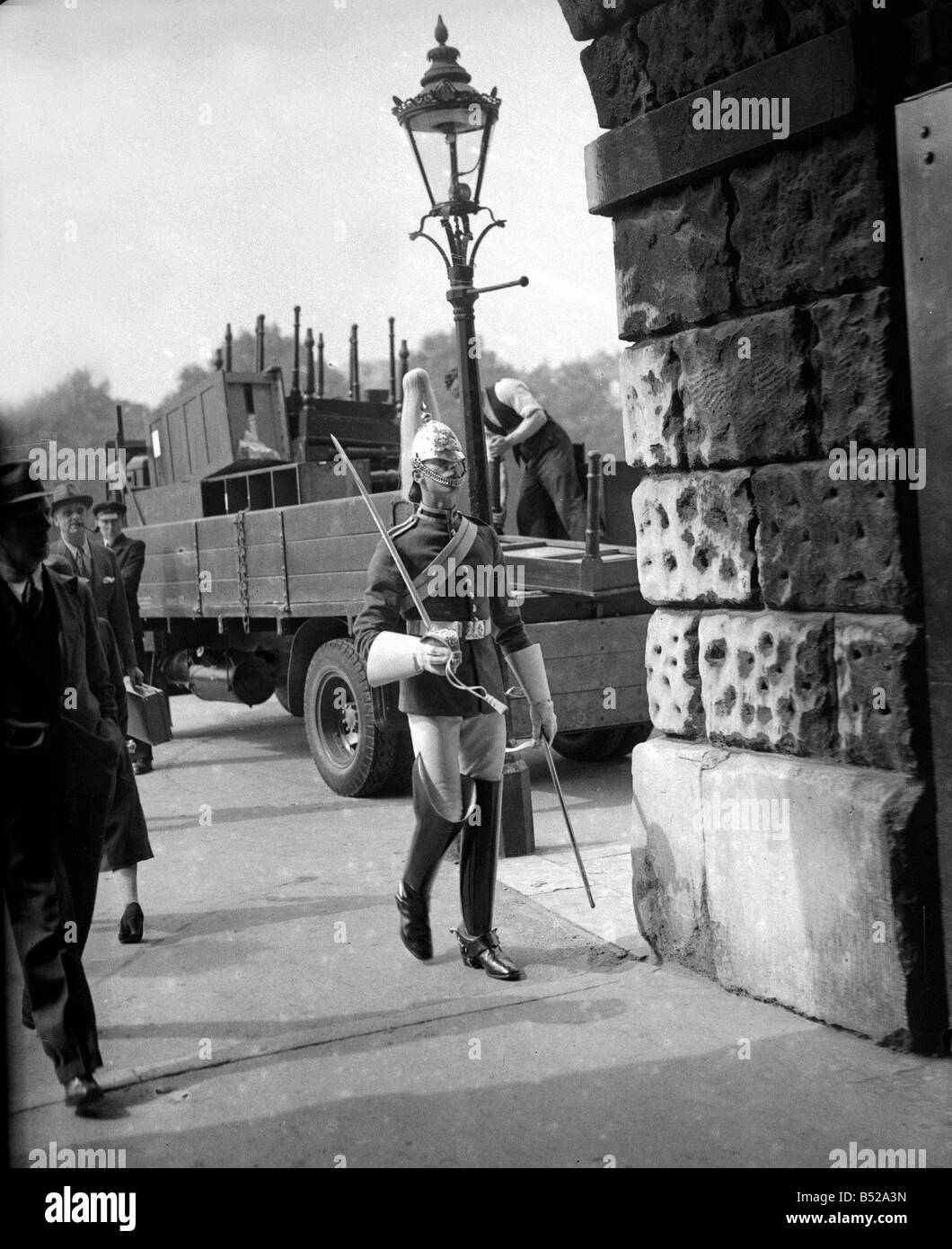 Crisis de la guerra en Londres, septiembre de 1939 un soldado de la caballería Horseguards en el brote de WW2 costumbres tradtions militar de las fuerzas armadas Foto de stock