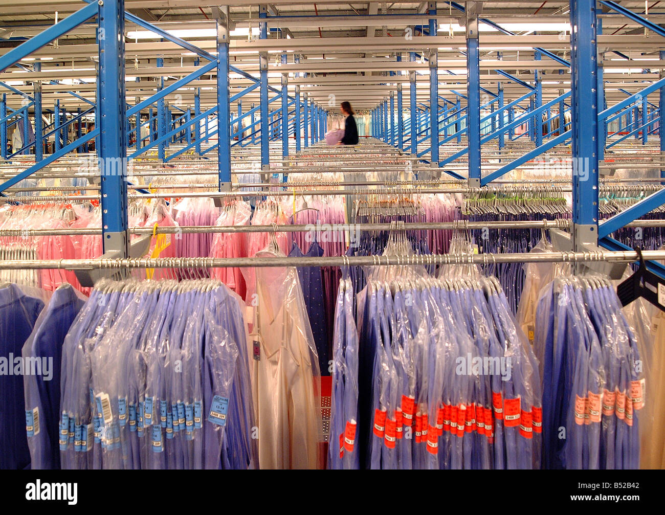 Almacén de distribución minorista de ropa Fotografía de stock Alamy