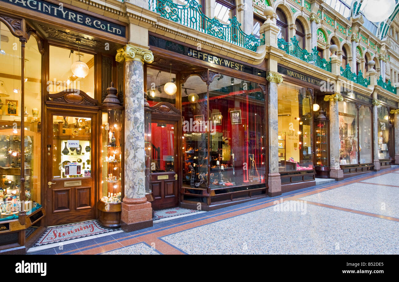 Tiendas de lujo y tiendas en el barrio Victoria, Galería Comercial Leeds Yorkshire UK Foto de stock