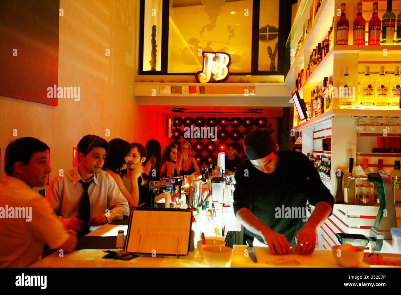 Marzo de 2008 - la gente en un bar en la zona de moda de Palermo Viejo conocido como Soho Buenos Aires Argentina Foto de stock