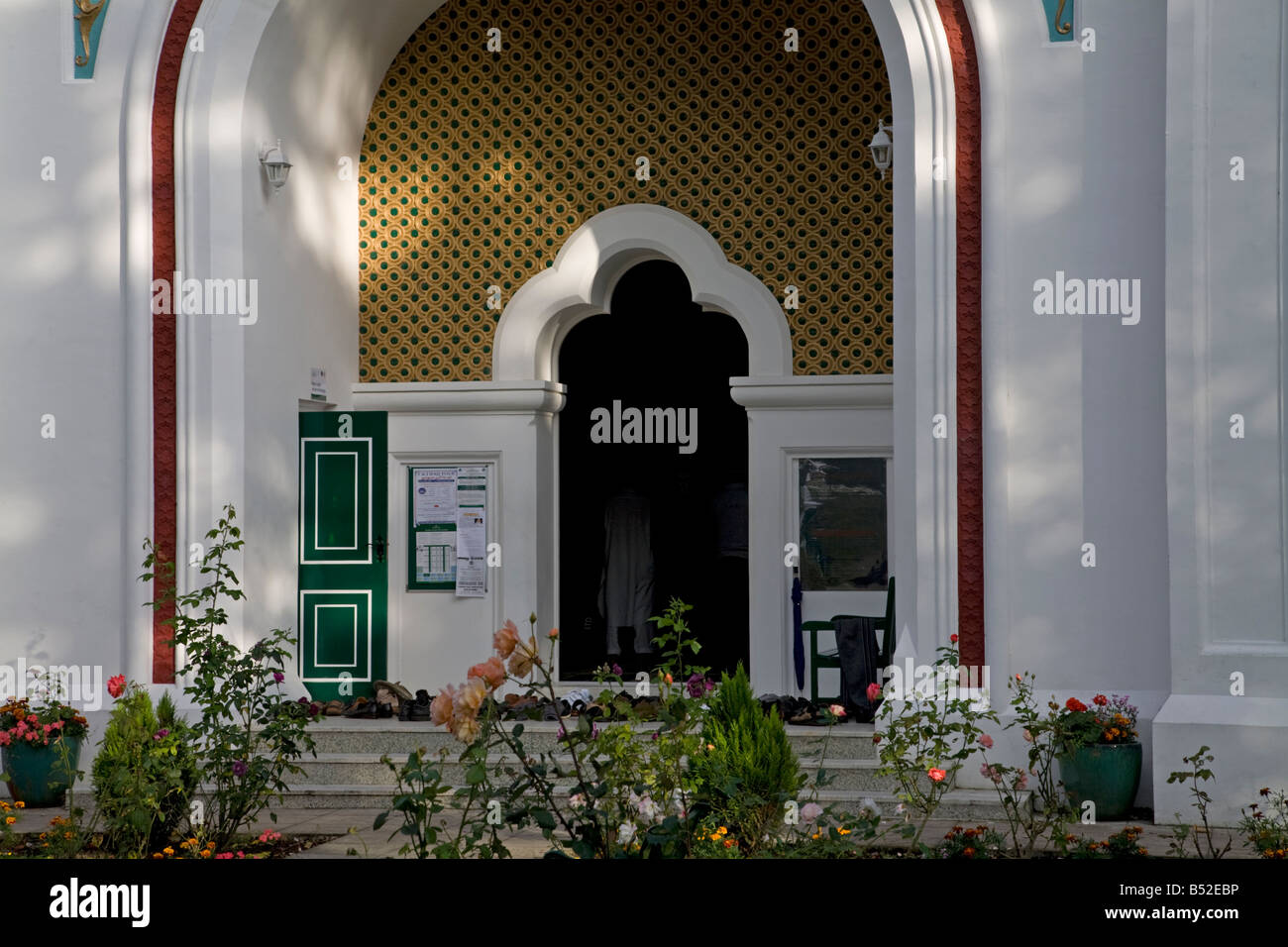 Los zapatos en la entrada a la mezquita Shah Jahan de Woking (Surrey, Inglaterra Foto de stock