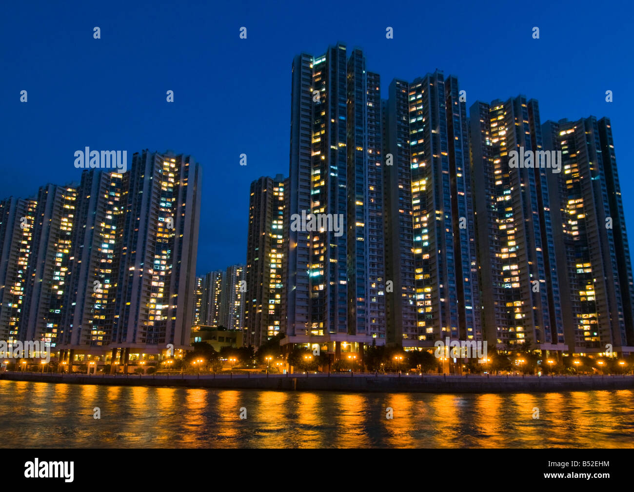 "Highrise complejo residencial en las orillas del Puerto de Aberdeen en Hong Kong" Foto de stock