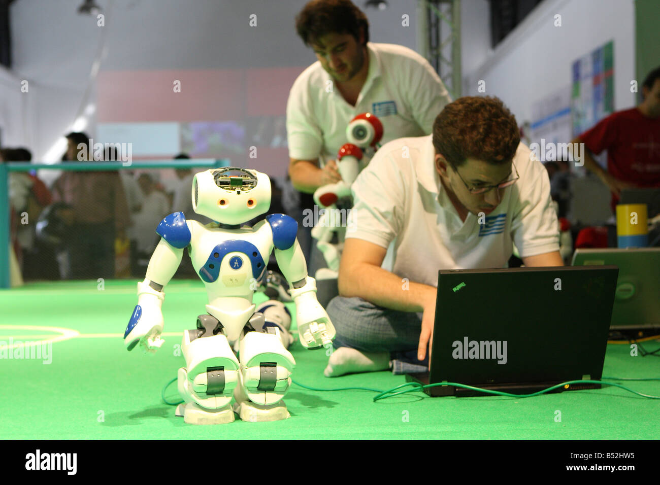 Robot play football fotografías e imágenes de alta resolución - Alamy