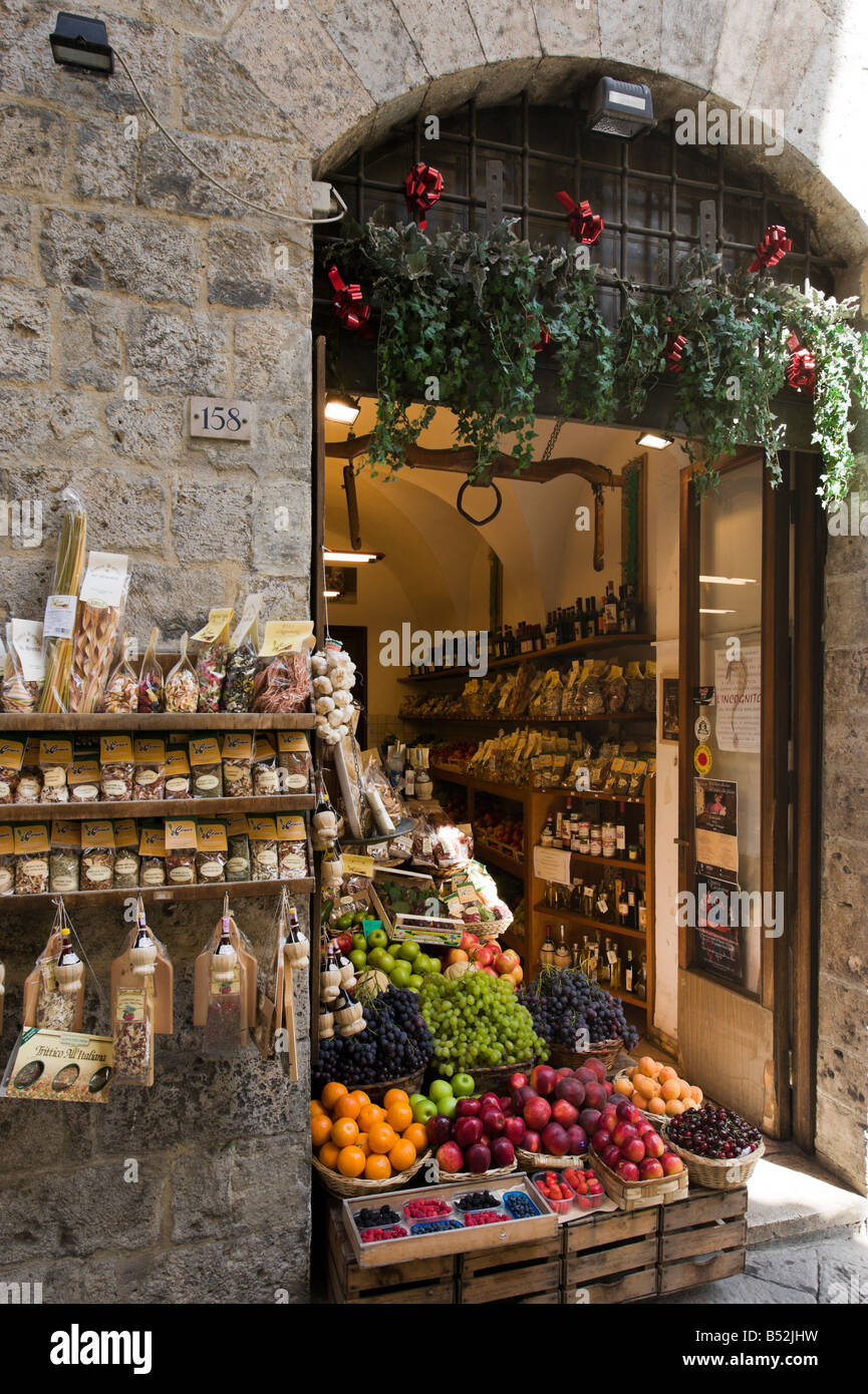Umbral de una típica tienda de venta de productos locales en el centro del casco antiguo de la ciudad, Siena, Toscana, Italia Foto de stock