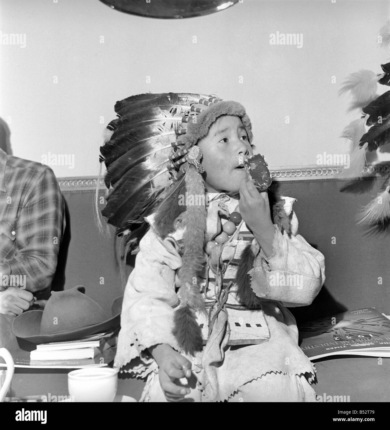 Águila Blanca y otros indios Pieles Rojas en un motor show. De octubre de 1952 & 10;C5260001 Águila Blanca y otros indios Pieles Rojas en un motor show. De octubre de 1952 & 10;C5260001