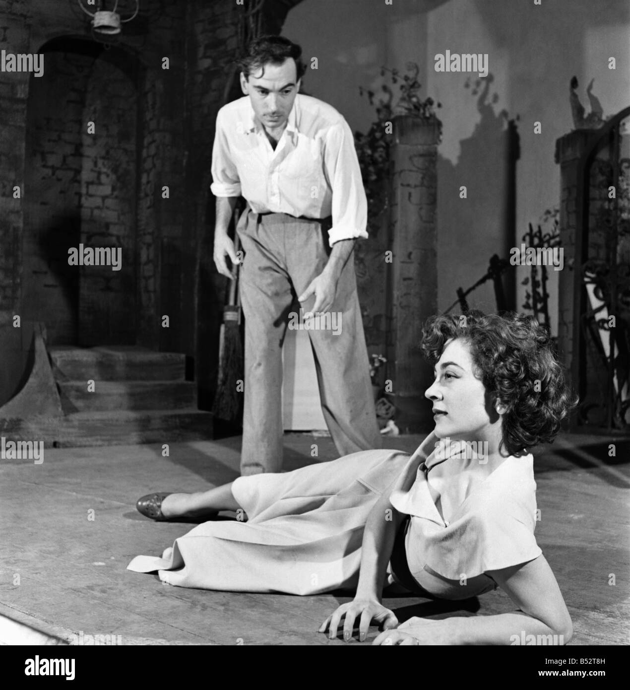 Nuevo Teatro Lindsey Heaven's Backyard protagonizada por Rosemary Dunham, Lee Davis, Gordon Whiting y Ann Stephenson. Octubre de 1952 Foto de stock