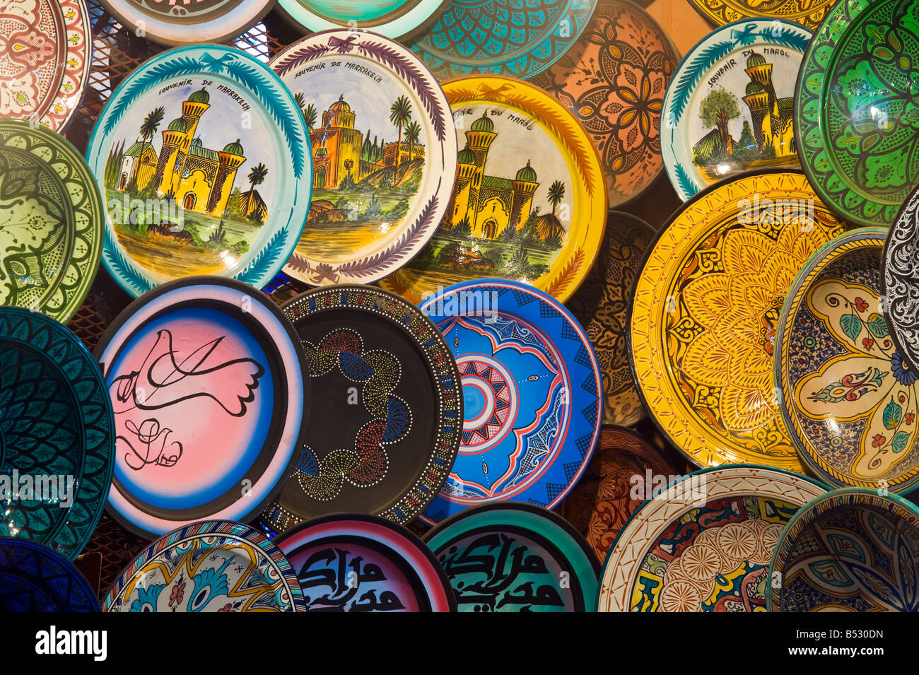 Platos marroquíes en la pantalla en una tienda. Marruecos, Marrakech,  Djemaa el Fna Fotografía de stock - Alamy