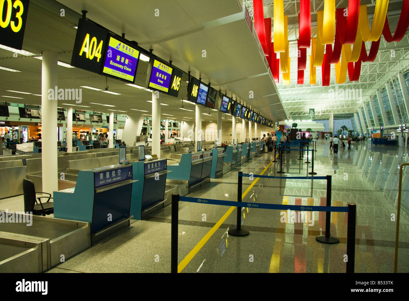 Mostradores de facturación en el aeropuerto de Wuhan, China Foto de stock
