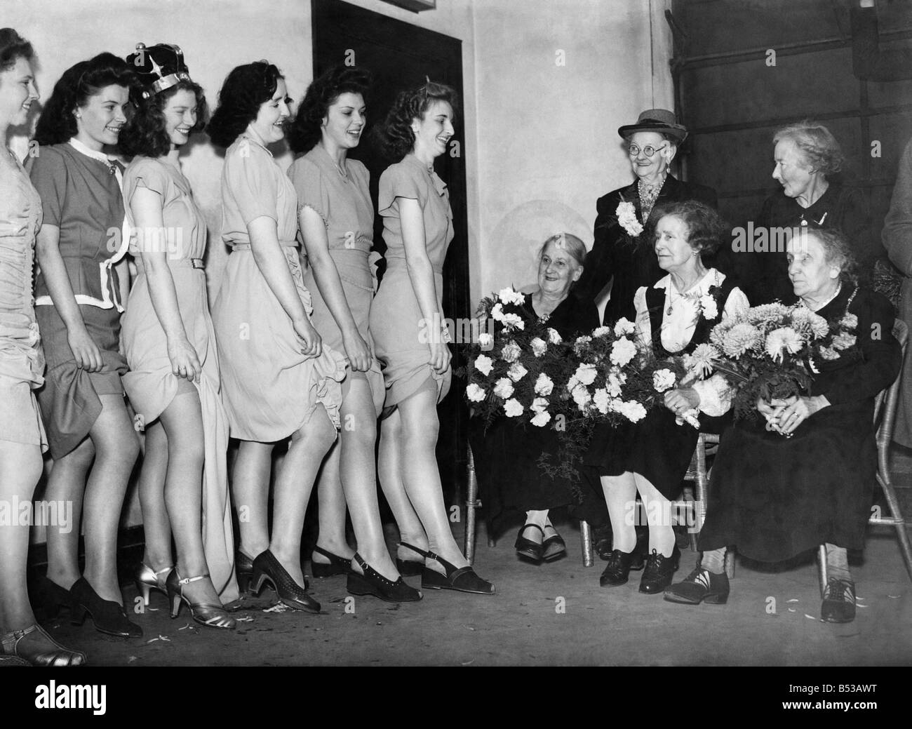 Indumentaria : Mujer : Medias : las antiguas damas de la calcetería  comercio reunió las señoritas con las medias piernas en Hinckley, Leics  Fotografía de stock - Alamy