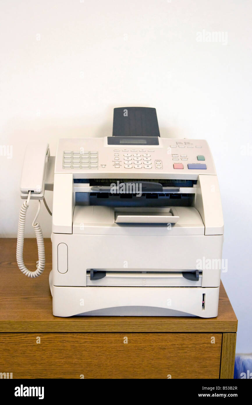 Una máquina de fax sentados en una mesa en la oficina una herramienta  indispensable para cualquier empresa Fotografía de stock - Alamy