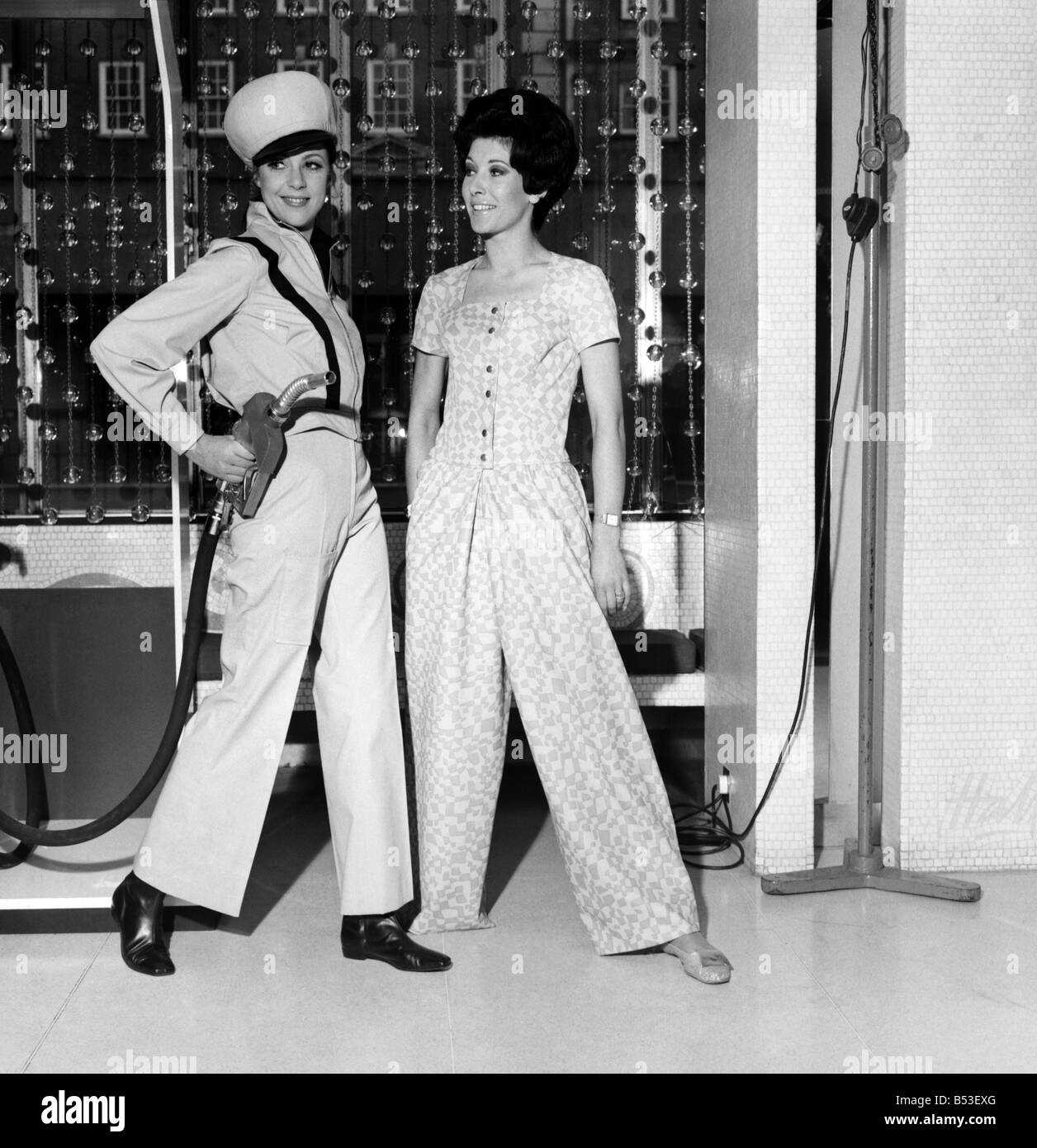 El Cavendish Hotel en Mayfair, Dupont mostró Teddy Tinling diseñado carrera ropa de los 70's. (De izquierda derecha) Penny Carter como un Fotografía de stock - Alamy