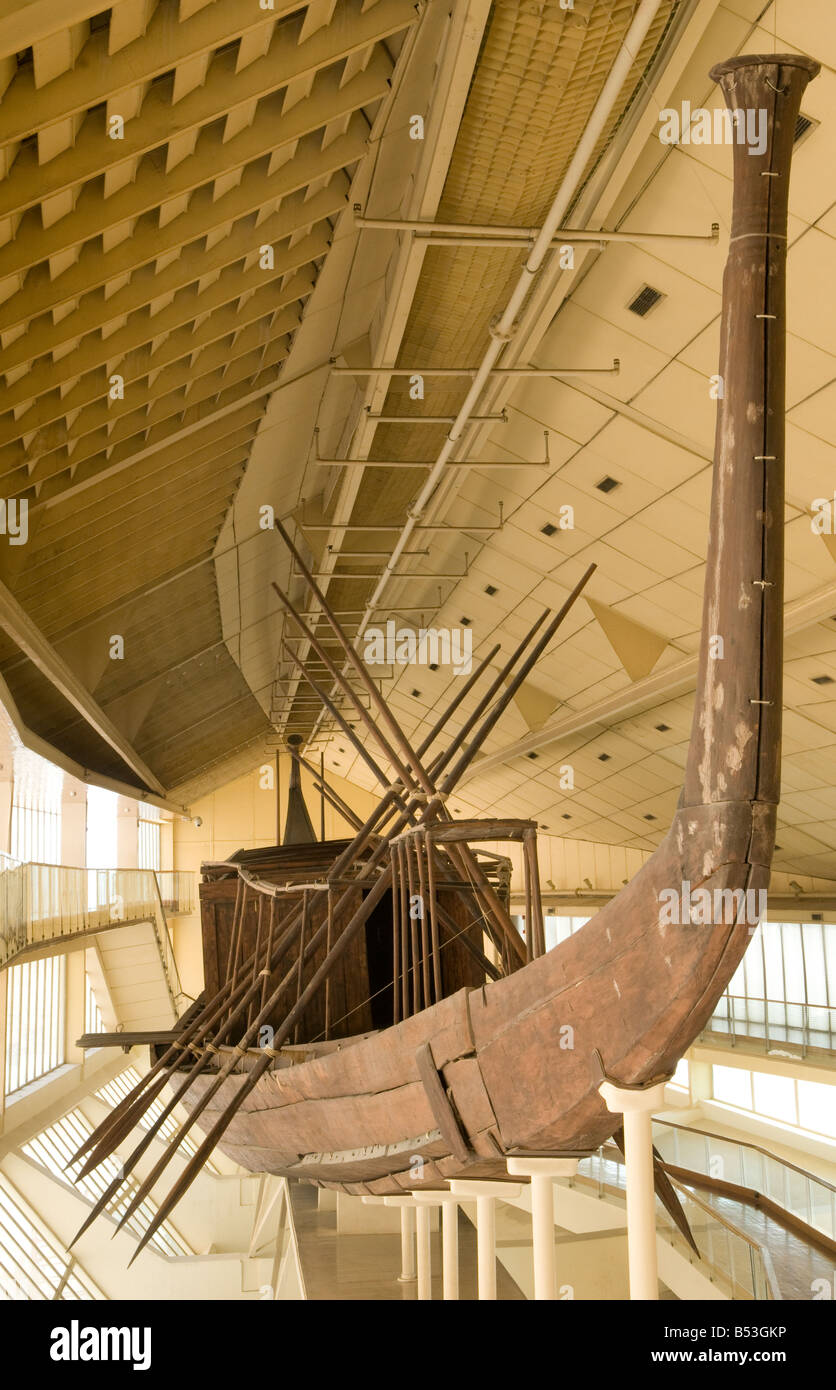 La Khufu o Keops intacto barco barco de tamaño completo del Antiguo Egipto muestra en el Museo del Barco Solar de Giza en el complejo de la pirámide de Giza El Cairo Egipto Foto de stock
