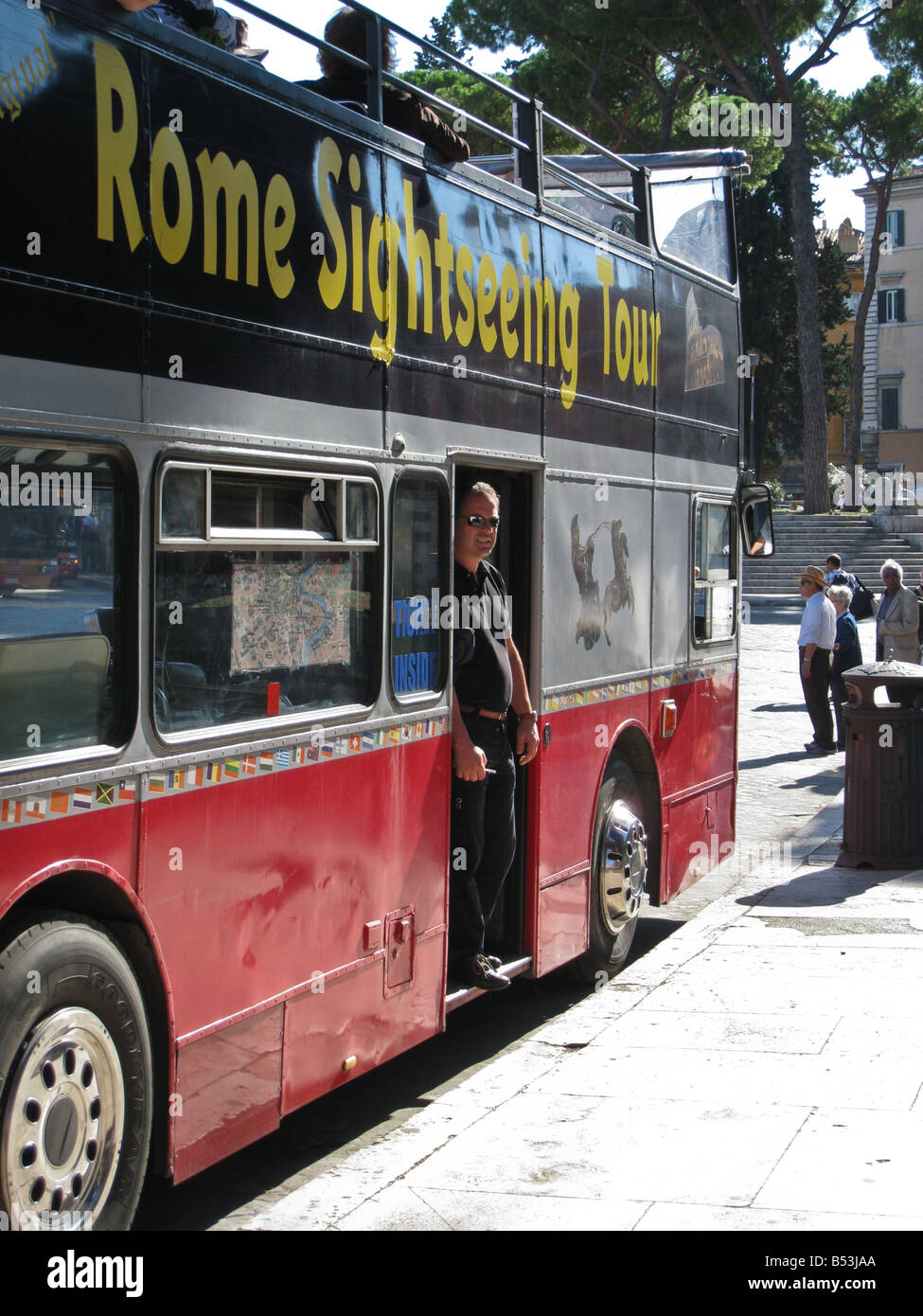 Sightseeing tour bus listo para partir Roma Italia Foto de stock