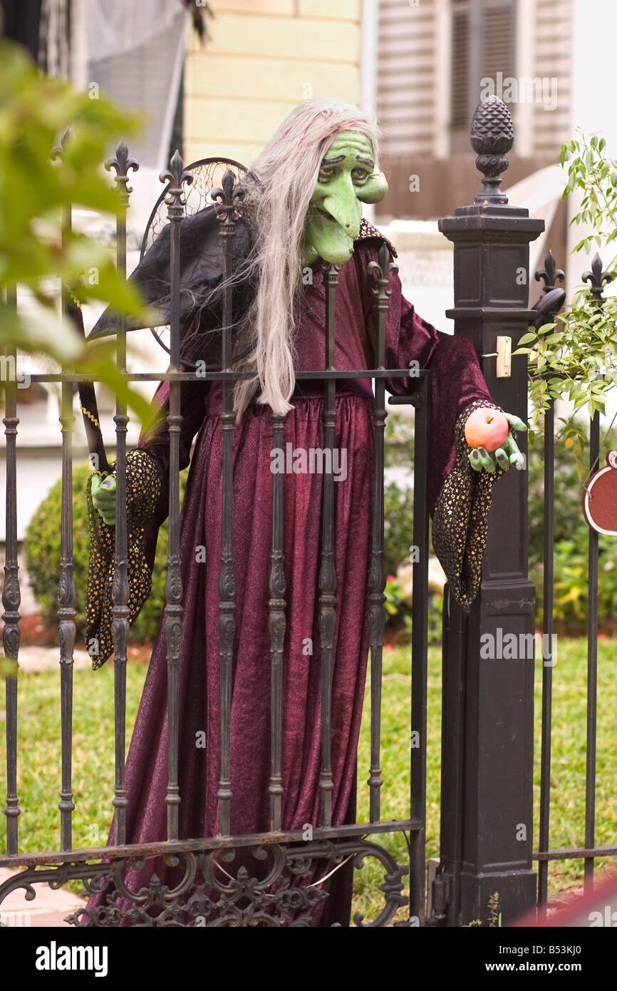 Bruja de Halloween espera a personas disfrazadas a la puerta delantera de  un EE.UU. Inicio Fotografía de stock - Alamy