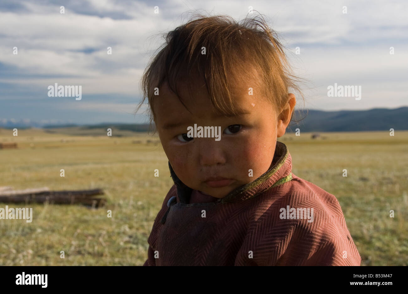Niño en el norte de Mongolia Foto de stock