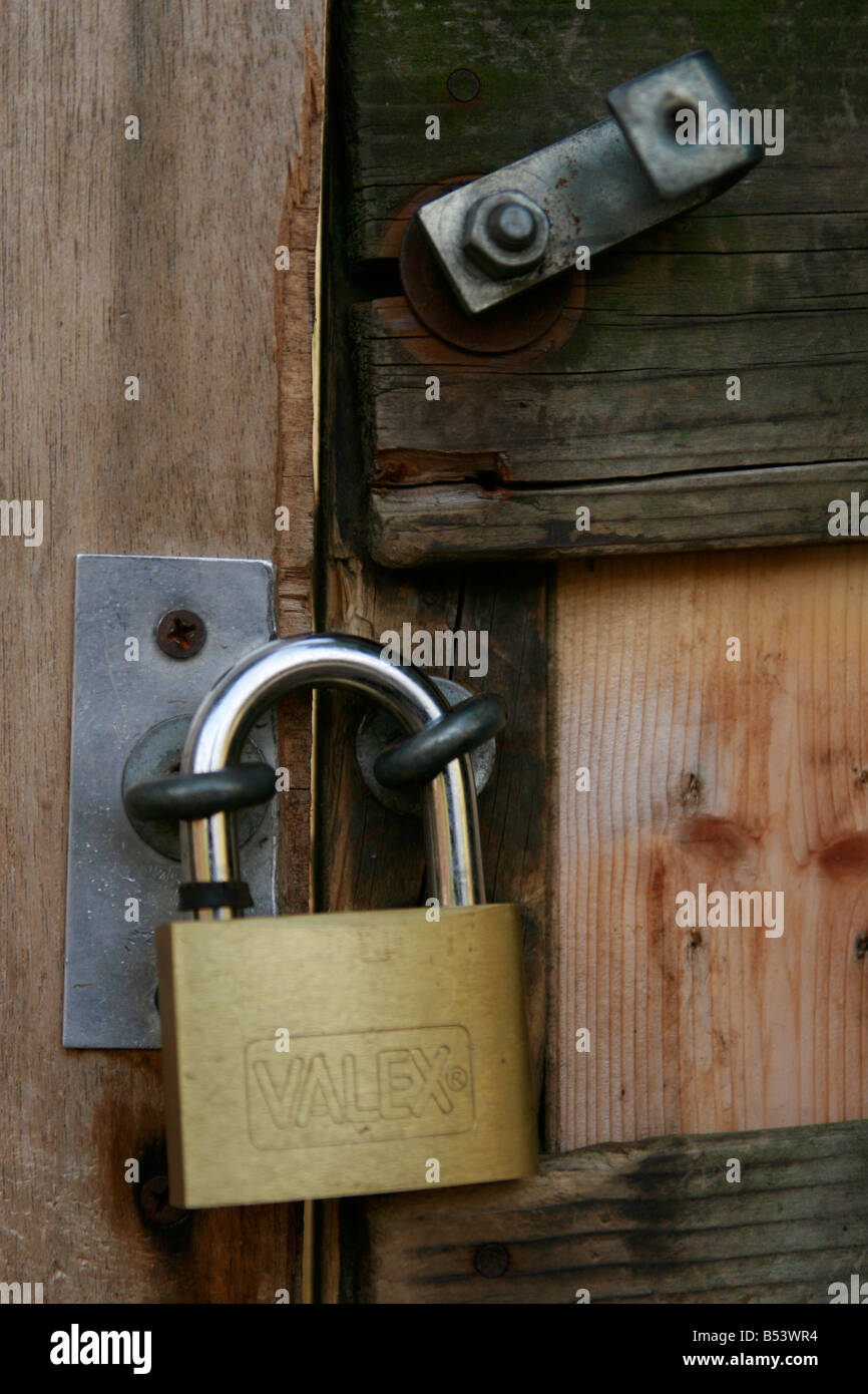 Pasador bloqueado Cerradura de la puerta del garaje Vista interior  Seguridad en el hogar Fotografía de stock - Alamy