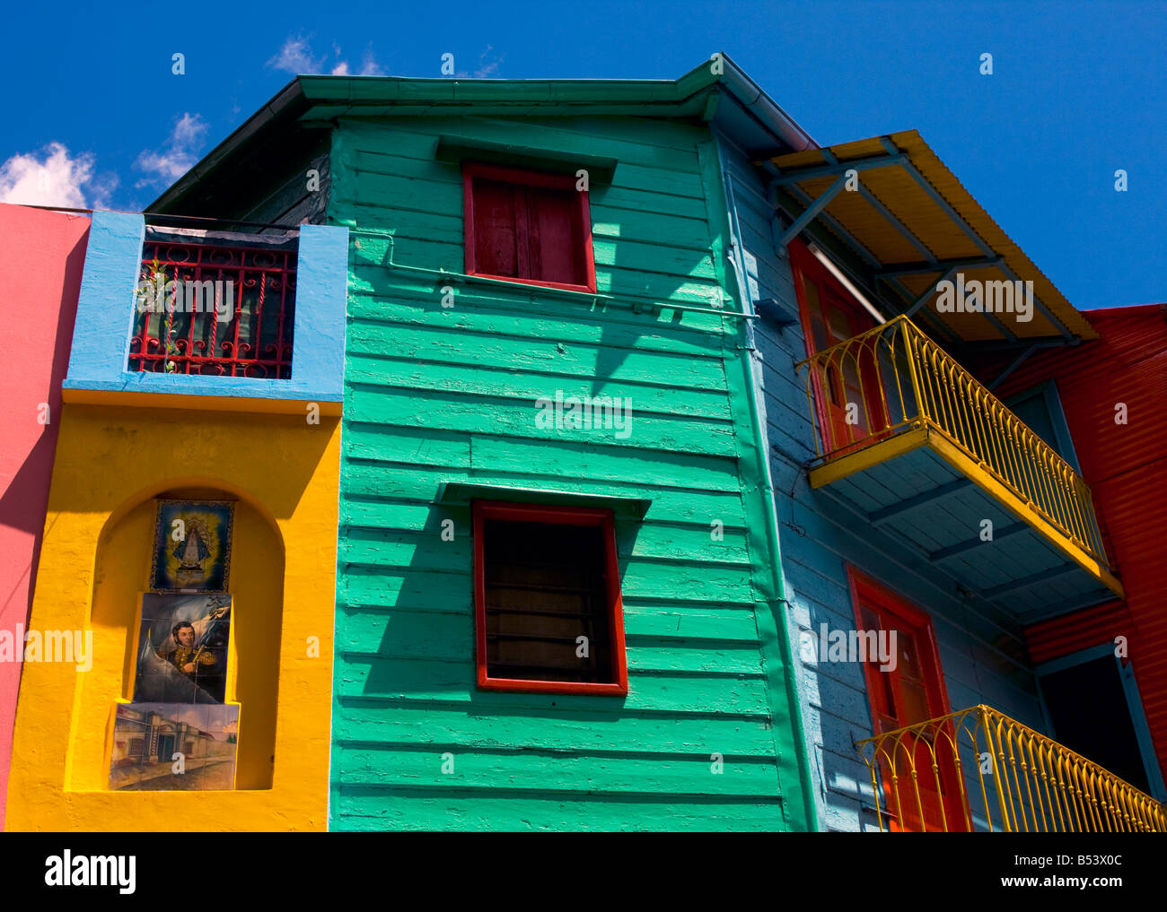 Casas de colores brillantes en el barrio de La Boca en Buenos Aires  Argentina Fotografía de stock - Alamy
