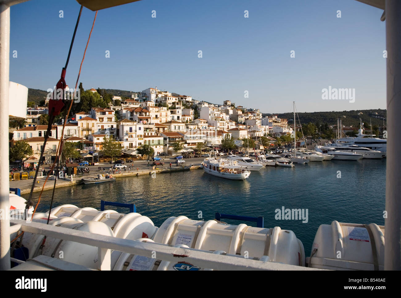 Puerto de la isla de Skiathos Grecia Europa mar Egeo, elevada vista desde el barco. Foto de stock