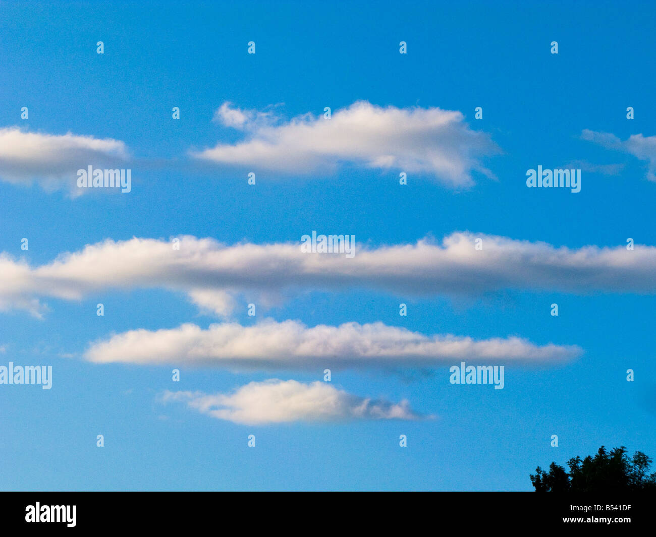 El cielo azul con nubes cirrus Foto de stock