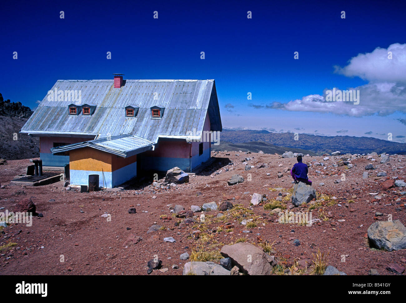 Un hombre adulto, excursionistas, senderistas, descansando en el primer refugio, Chimborazo, Parque Nacional Volcán Chimborazo, provincia del Chimborazo, Ecuador, América del Sur Foto de stock
