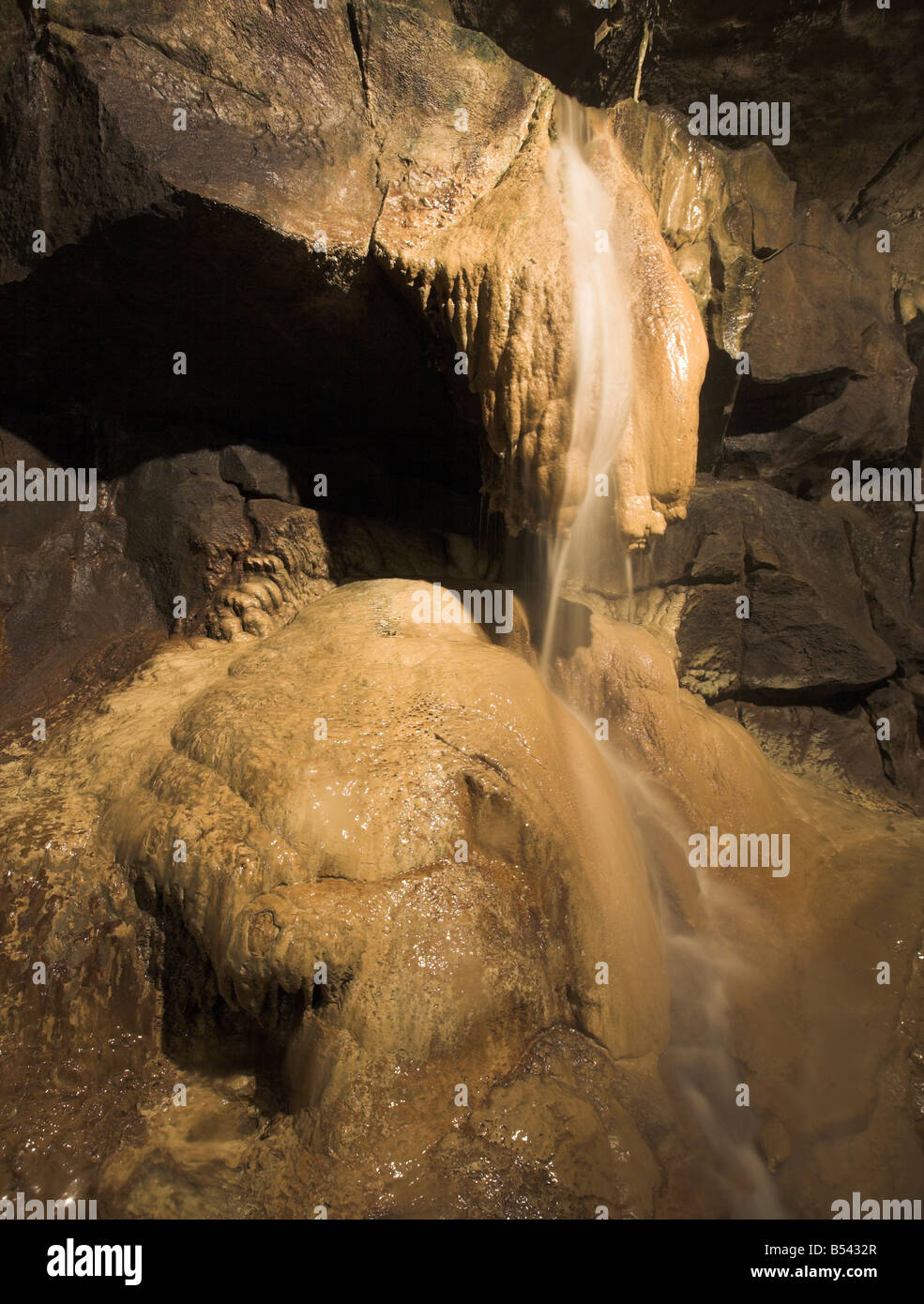 Una cascada subterránea que se ejecuta a través de estalagmitas en la cueva Ingleborough Clapham Ribblesdale Yorkshire Dales U.K. Foto de stock