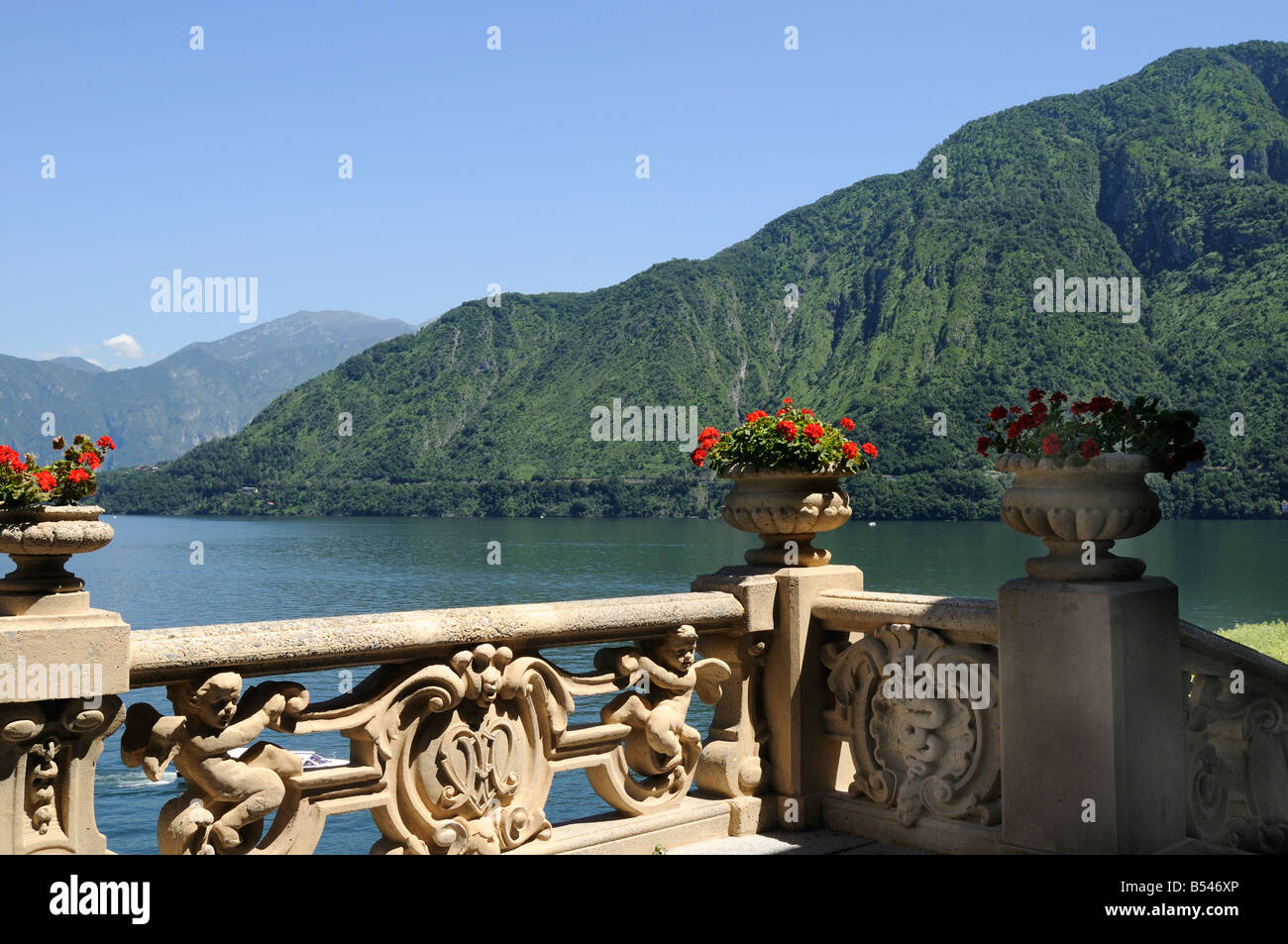 Impresionantes vistas del Lago de Como desde la hermosa Villa del Balbianello en el Lago de Como, Italia Foto de stock