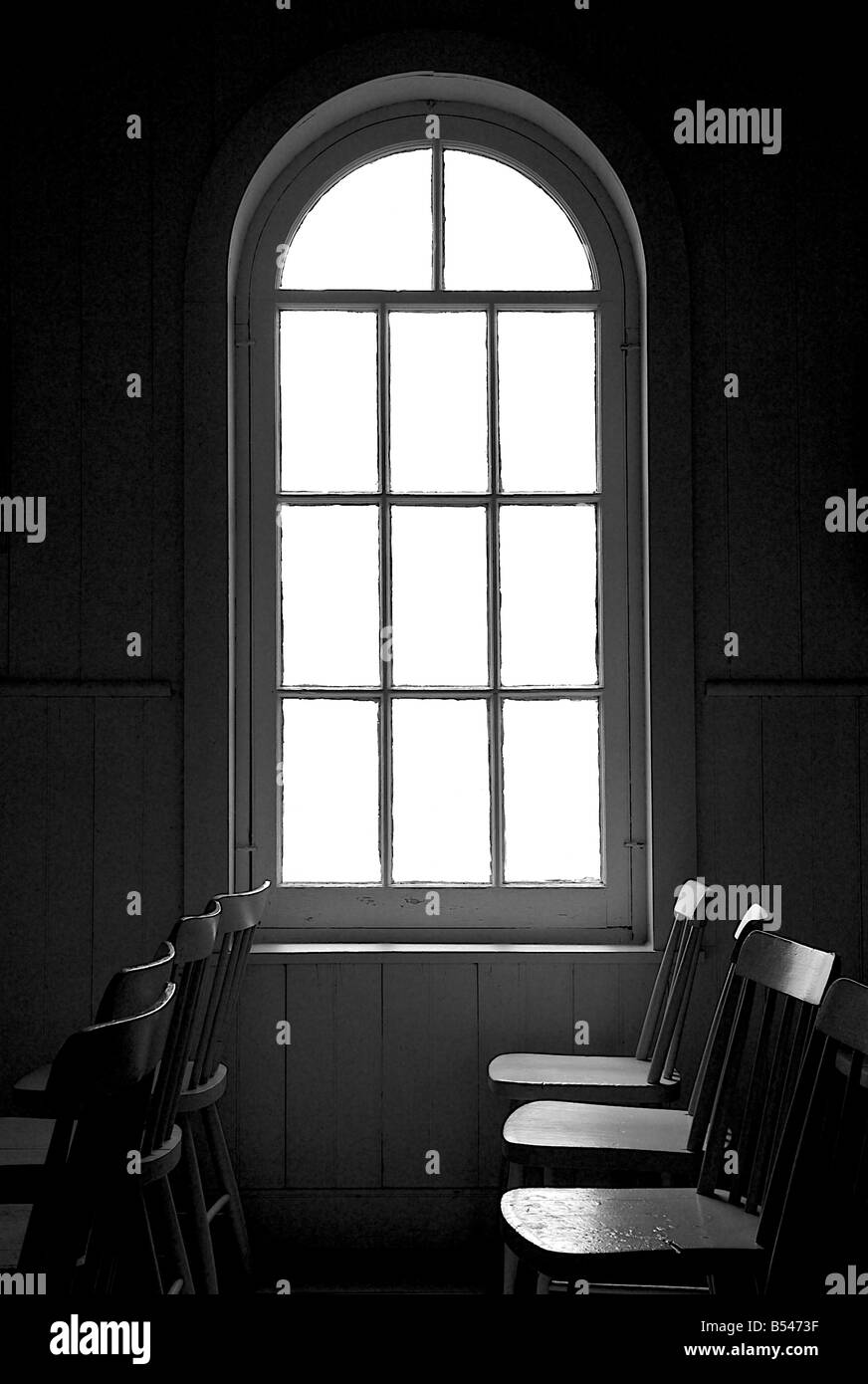 Ventana y sillas en la pequeña capilla de Québec Foto de stock