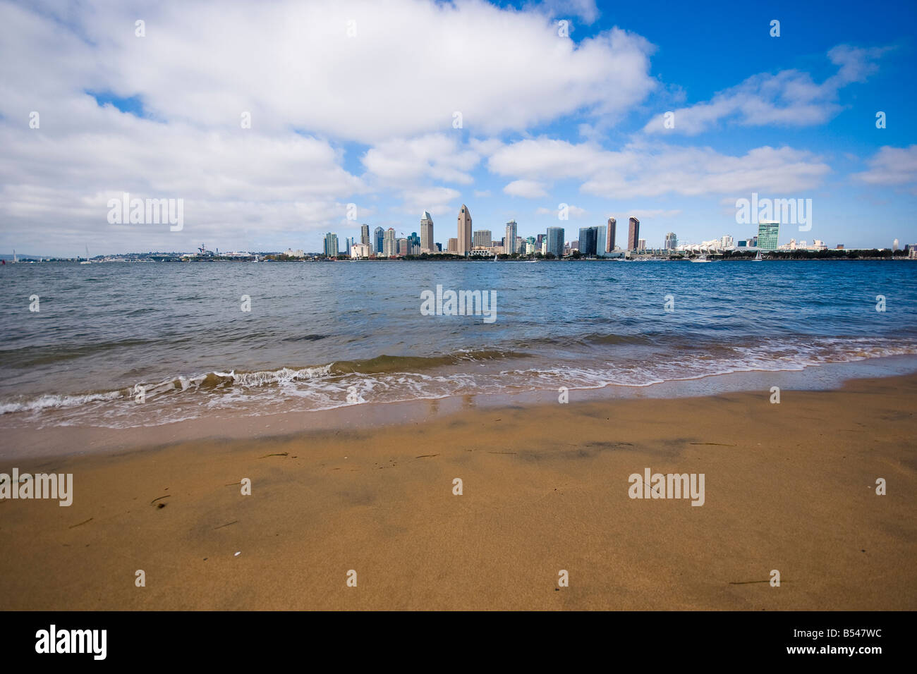 Una vista de la ciudad de San Diego desde las playas de Coronado Foto de stock
