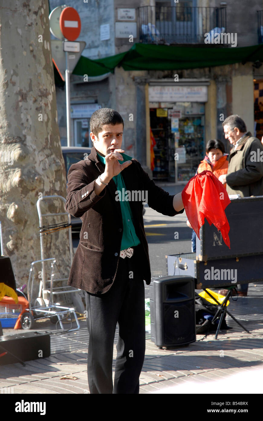 Un mago realiza trucos en vivo en Las Ramblas. Foto de stock