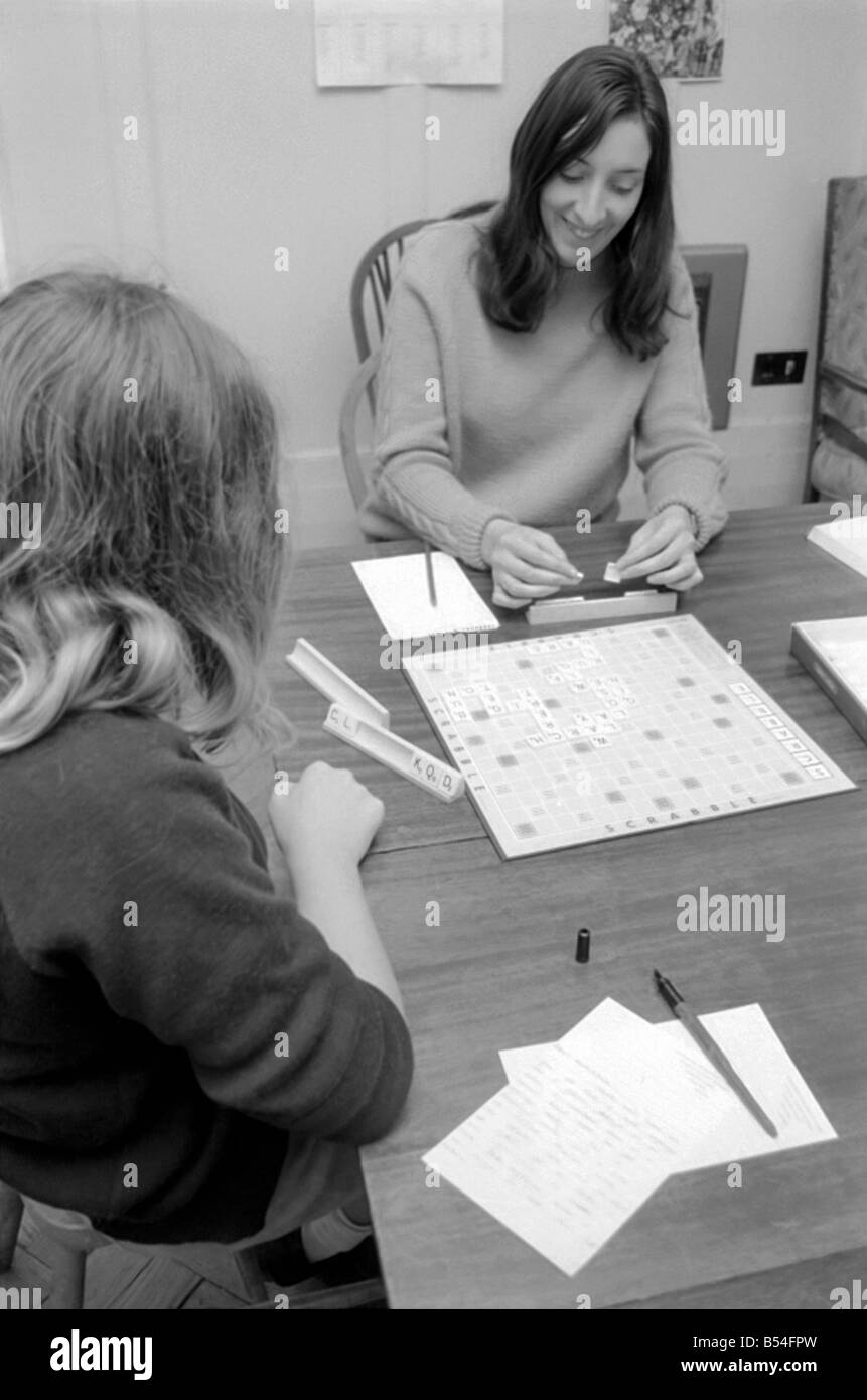 Para estudiante Lesley Evans, un juego de 'Scrabble' con uno de los alumnos. Lesley es una estudiante de Cardiff College of Technology d Foto de stock