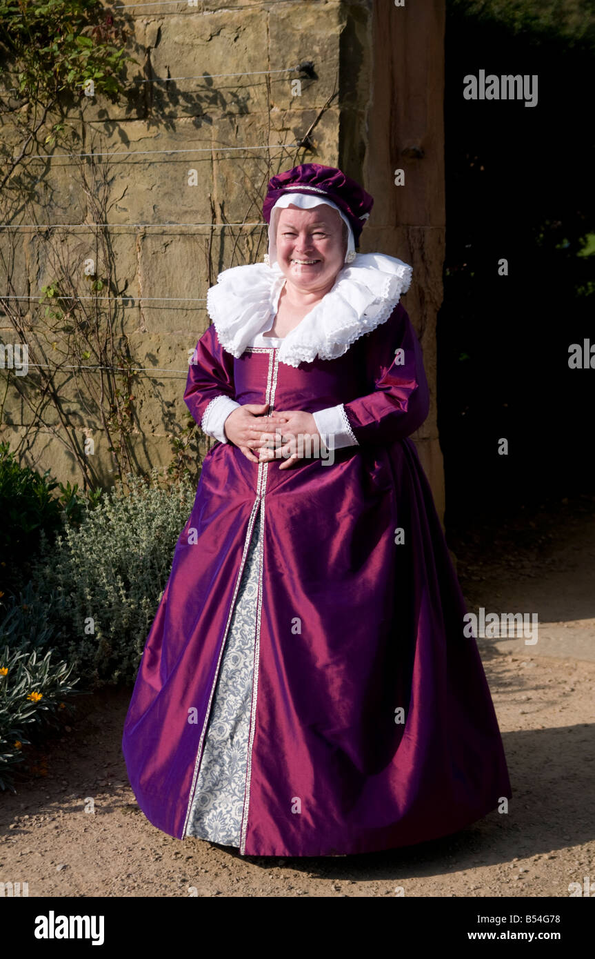 Mujer vestida para el fin de semana isabelino en Hardwick Hall Derbyshire Peak District UK Foto de stock