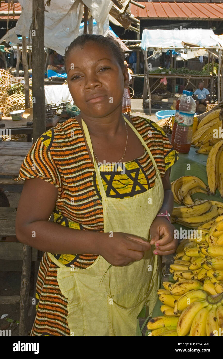 África Madagascar Tamatave mujer venta de plátanos en el mercado Foto de stock