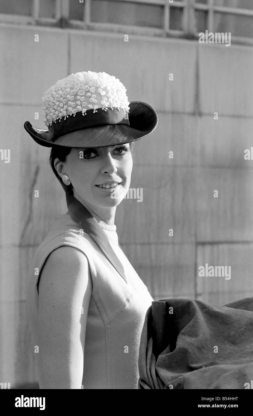 La sombrerería Guild mostraron su colección de primavera de sombreros en el  Dorchester, Londres. Lois James en el sombrero de un Vardon Ronsons, Dolly,  la luz marina laize braim se combina con