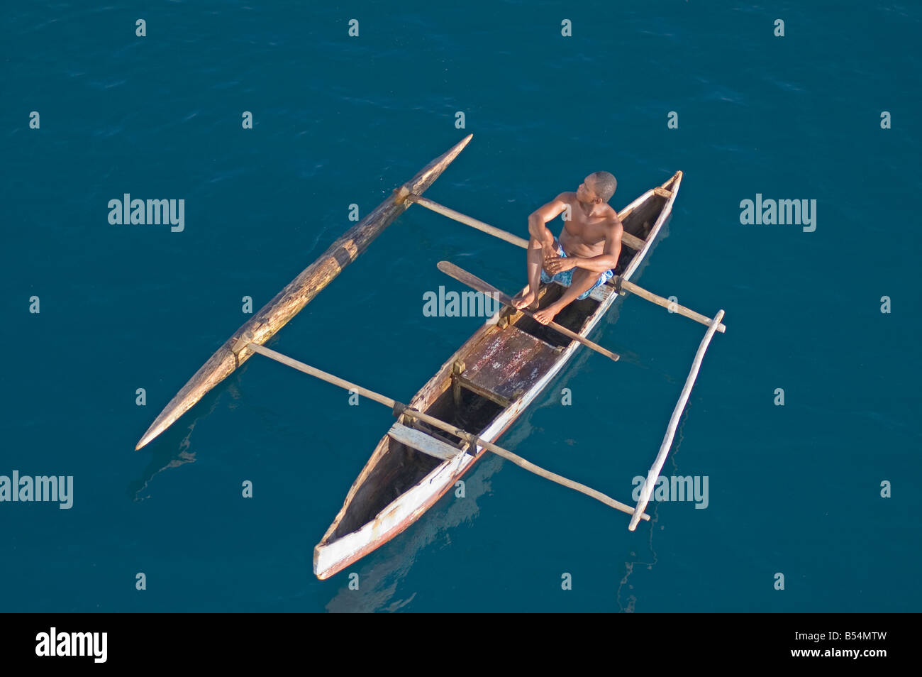 África MADAGASCAR Nosy Be joven en canoa vistos desde arriba Foto de stock