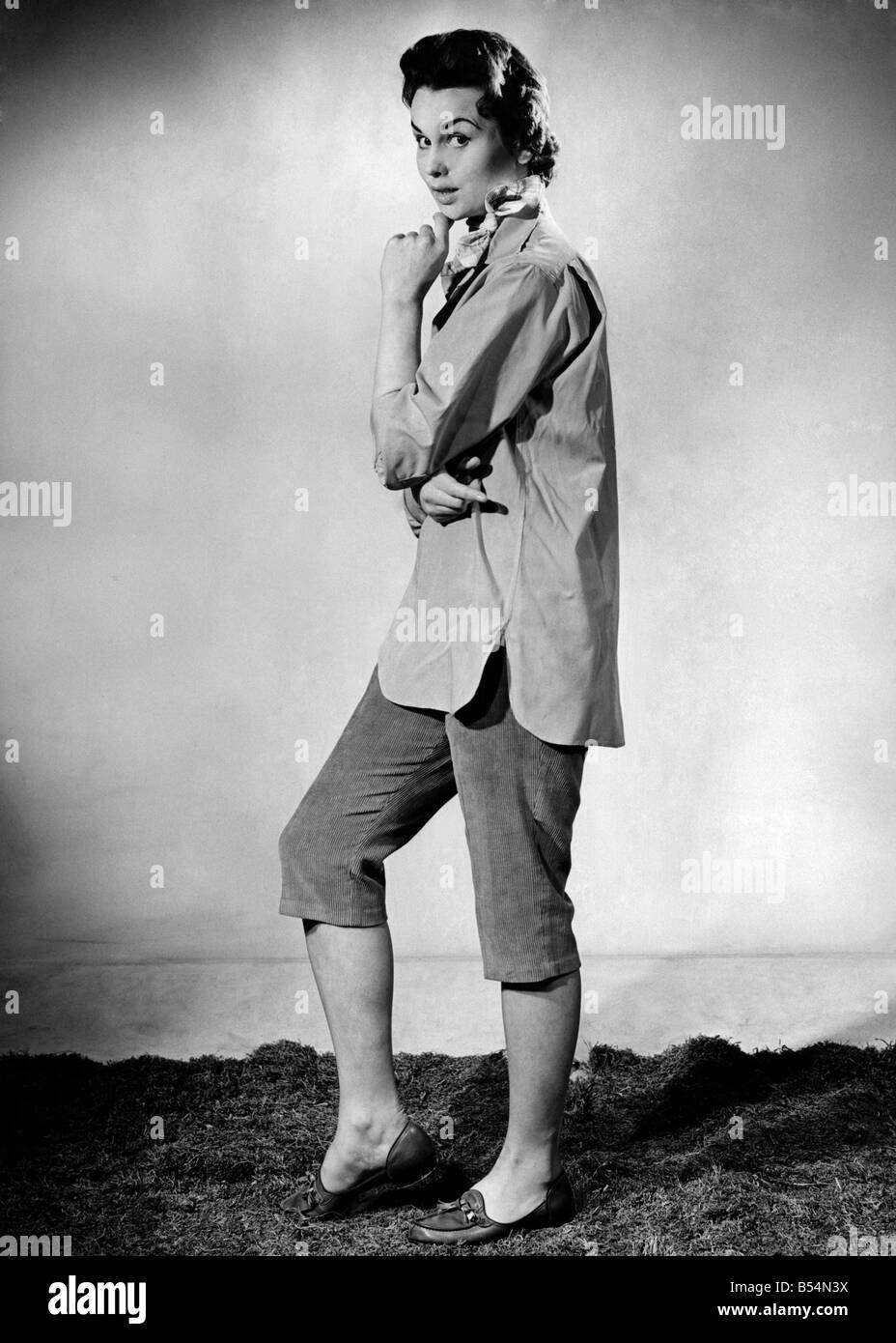 Mujer vistiendo tres cuartos de longitud pantalones y camisa holgada. &&#13;#10;Agosto de 1954 &&#13;#10;P018077 Foto de stock